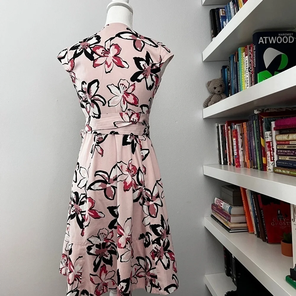 Kate Spade New York Tiger Lily print wrap dress featuring a blush pink base Sz 0